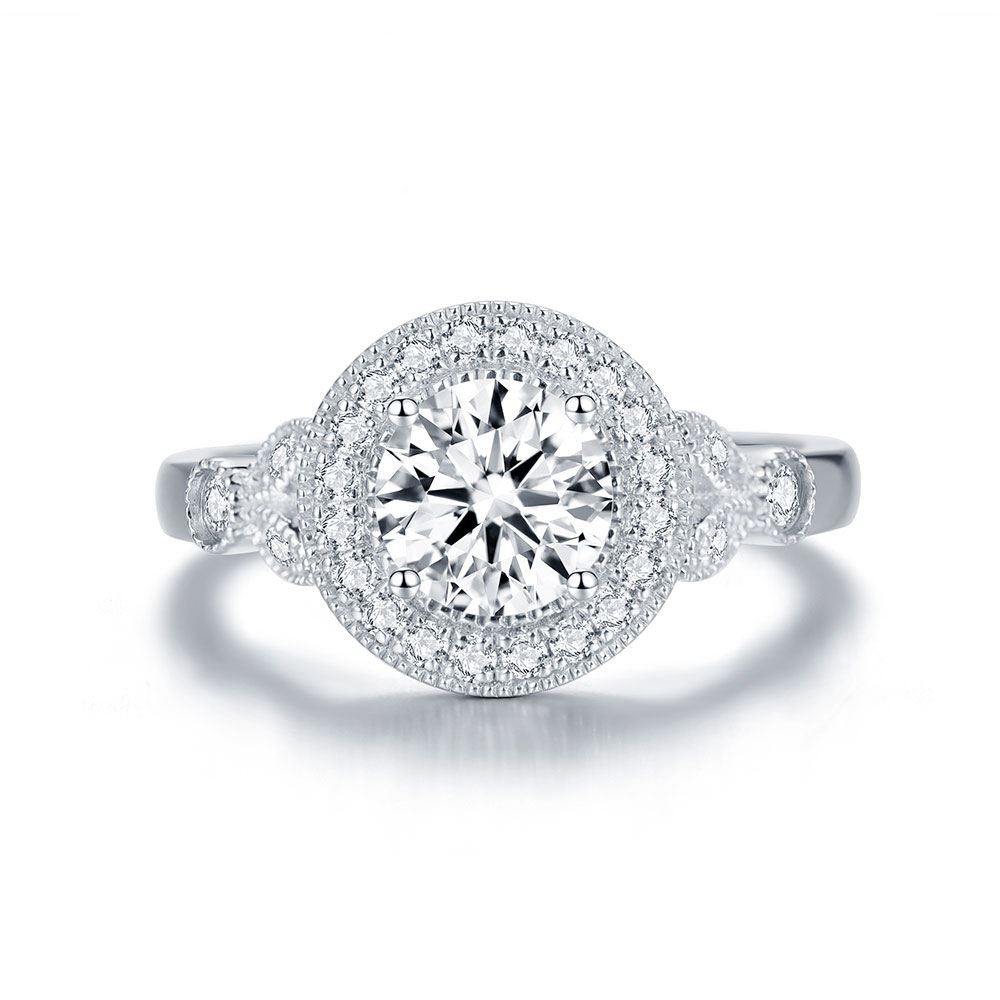 Vintage Engagement Ring with a Round Brilliant Diamond