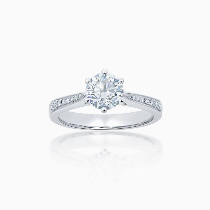 Round Brilliant cut diamond on a pave set diamond band