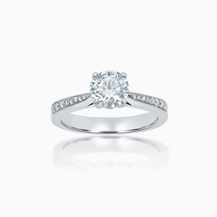 Round Brilliant cut diamond on a tappered band